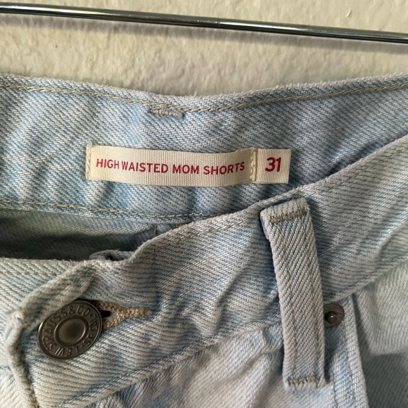 Levi’s Light Wash High Waisted Mom Distressed Jean Shorts Women’s Size 31/12 - Picture 3 of 14